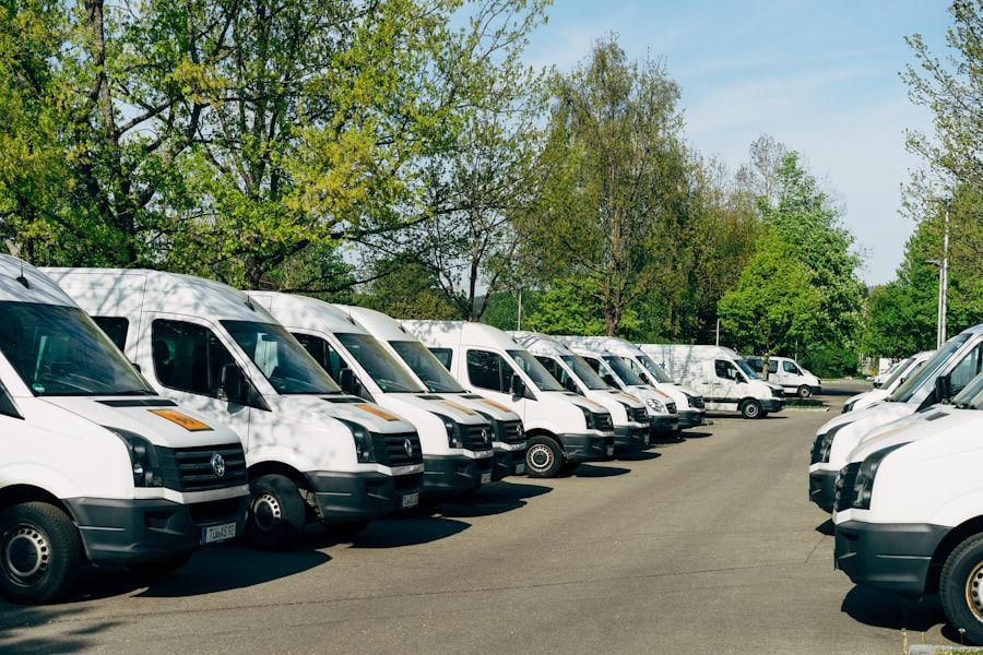Flota de vans de pasajeros de Transportes Pucarani lista para salir