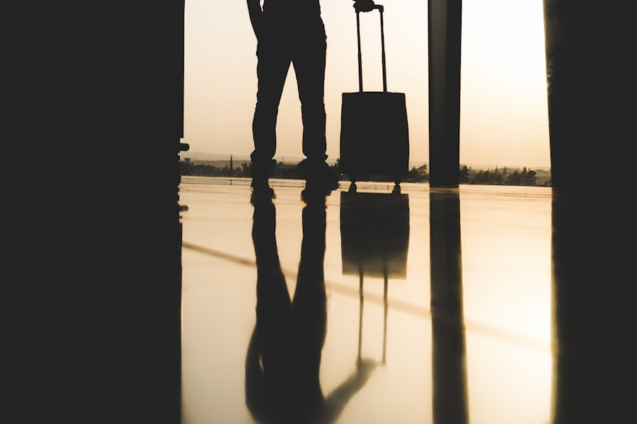 Pasajero esperando su vuelo en el aeropuerto de Arica al amanecer