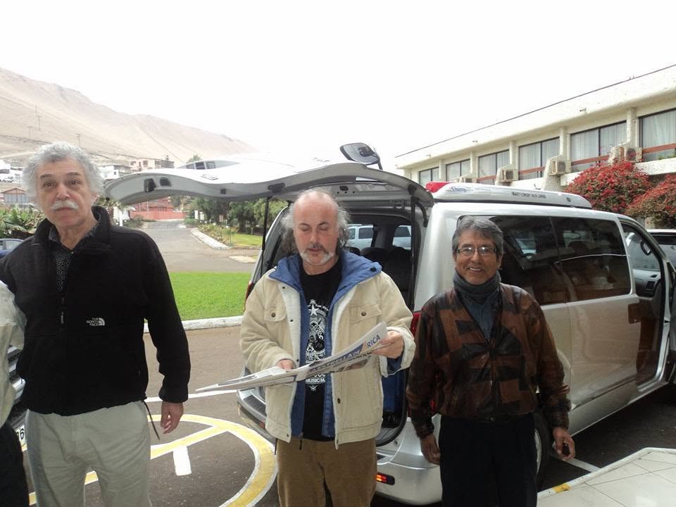 Artistas junto a la van de Transportes Pucarani en Arica
